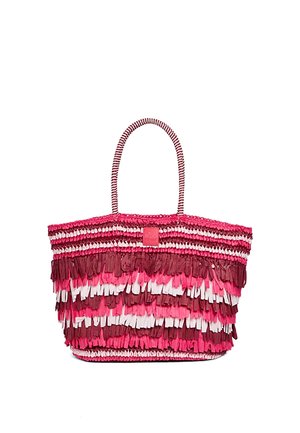 Borsa tote intrecciata con frange stratificate in rosa, bordeaux e bianco, con manici a righe e una piccola toppa quadrata sulla parte superiore anteriore.