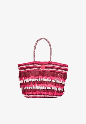 Borsa tote intrecciata con frange stratificate in rosa, bordeaux e bianco, con manici a righe e una piccola toppa quadrata sulla parte superiore anteriore.
