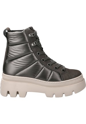 Schwarzer hochgeschnittener gepolsterter Stiefel mit dicker beigefarbener Plateausohle und schwarzen Schnürsenkeln mit Metallhaken zum Befestigen.