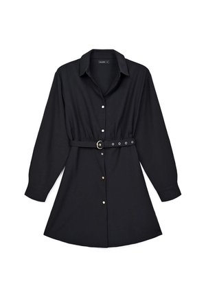 Abito camicia nero con maniche lunghe, chiusura a bottoni sul davanti e una cintura abbinata con fibbia dorata. Tessuto morbido e design con vita aderente.