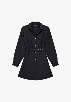 Schwarzes Hemdkleid mit langen Ärmeln, durchgehender Knopfleiste und passendem Gürtel mit einer goldenen Schnalle. Weicher Stoff und figurbetonter Schnitt.