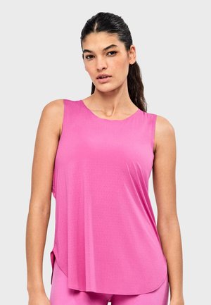 Camiseta deportiva sin mangas de color rosa con cuello redondo, tela ligera y una textura perforada sutil para facilitar la transpiración.