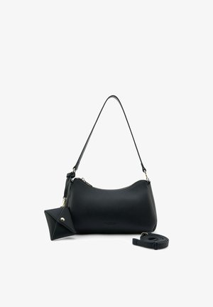 Sac à bandoulière en cuir noir avec une longue sangle détachable et une petite pochette assortie pour pièces, attachée par un bouton-pression en or.