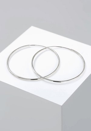 Sølvmetal ringeøreringe, cirkulær form, glat overflade, som viser en poleret finish med et tyndt og elegant design.