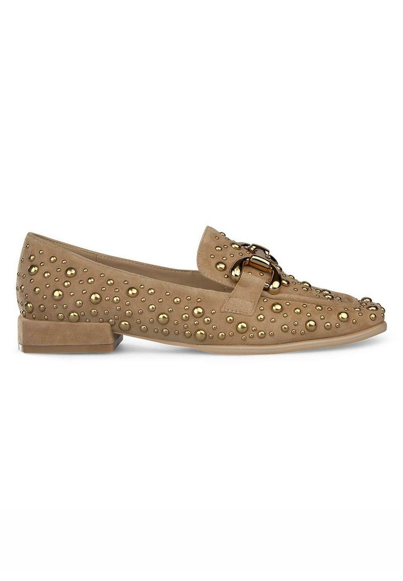 Beige Wildleder Slipper mit goldfarbenen Nieten und Schnallen-Details. Flacher Absatz, runde Zehen und strukturierte Oberfläche mit dekorativen Akzenten.