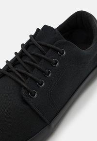 Pier One Sapatilhas - black