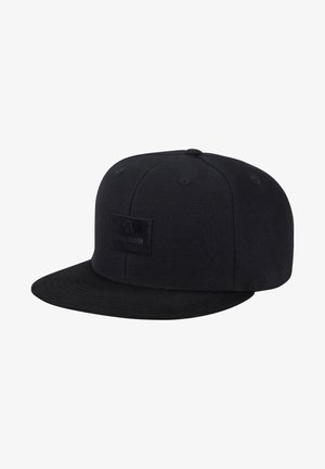 Schwarze Snapback-Cap mit flachem Schirm, aus strukturiertem Stoff. Mit einem rechteckigen Logopatch auf der Vorderseite und auffälligen Nahtdetails.