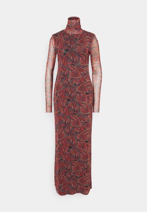 Μακρύ, εφαρμοστό φόρεμα με ψηλό λαιμό. Φτιαγμένο από διαφανές ύφασμα με σχέδιο κόκκινων και καφέ φύλλων. Μακριές, διάφανες μανίκες με λεπτή υφή.