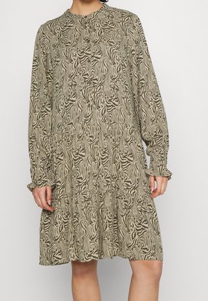 Langærmet kjole i en beige og olivengrøn zebra print, med rund halsudskæring, knapdetaljer og et lagdelt skørt.