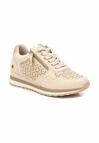 Zapatilla beige con patrón floral perforado, diseño de cordones, cremallera lateral, acentos texturizados y suela de goma delgada con ligera elevación.
