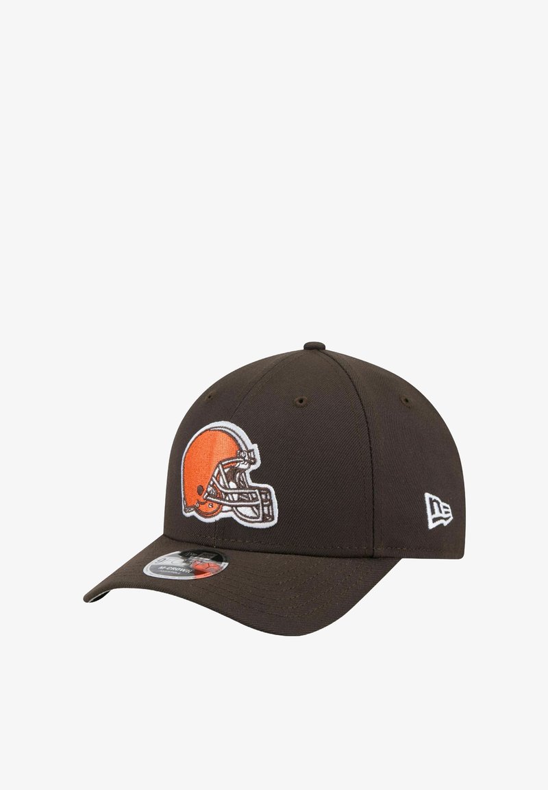 Braune Baseballmütze mit runder Krone und gebogenem Schirm, ausgestattet mit einem gestickten orange-weißen Logo des Cleveland Browns Helms.