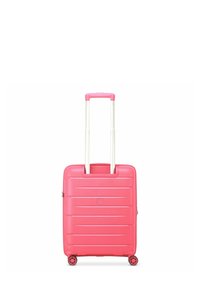 Maleta rígida rosa con un diseño texturizado, mango blanco extensible y cuatro ruedas para facilitar la movilidad. Forma cuadrada con cierre de cremallera.