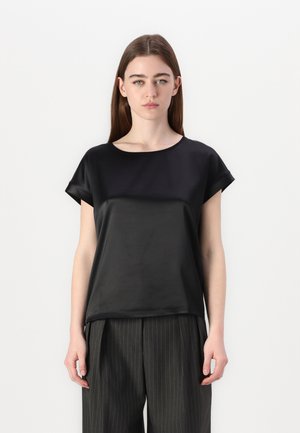 Svart sateng kortermet topp med rund hals, med en glatt tekstur og minimalistisk design, kombinert med pinstripede bukser.