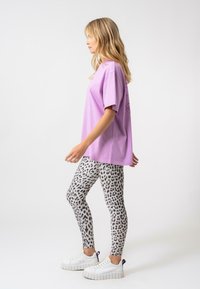 OH APRIL POSITIVE - Apdrukāts T-krekls - bright lilac