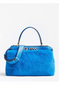 Niebieska torebka z miękkiego, sztucznego futra o usztywnionym kształcie, z elementami ze skóry i srebrnym logo. Posiada uchwyt górny oraz regulowany pasek.