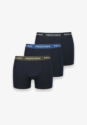 Trzy pary granatowych bokserków, każda z innym kolorem pasa: zielonym, niebieskim i czarnym, z nazwą marki "PRÓCHNIK."