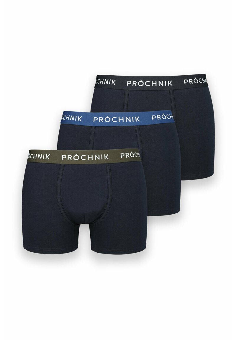 Trzy pary granatowych bokserków, każda z innym kolorem pasa: zielonym, niebieskim i czarnym, z nazwą marki "PRÓCHNIK."