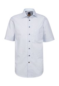 Camicia a maniche corte, con bottoni, di colore blu chiaro con intricati motivi geometrici bianchi, dotata di bottoni blu scuro e colletto classico.