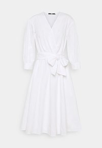 Robe portefeuille blanche avec un décolleté en V, de longues manches bouffantes, une ceinture à nouer et un tissu texturé avec des motifs subtils.
