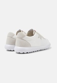 Sneaker bianca con tomaia sintetica liscia e dettagli in camoscio. Suola leggera con un motivo testurizzato per una maggiore aderenza. Design minimalista.