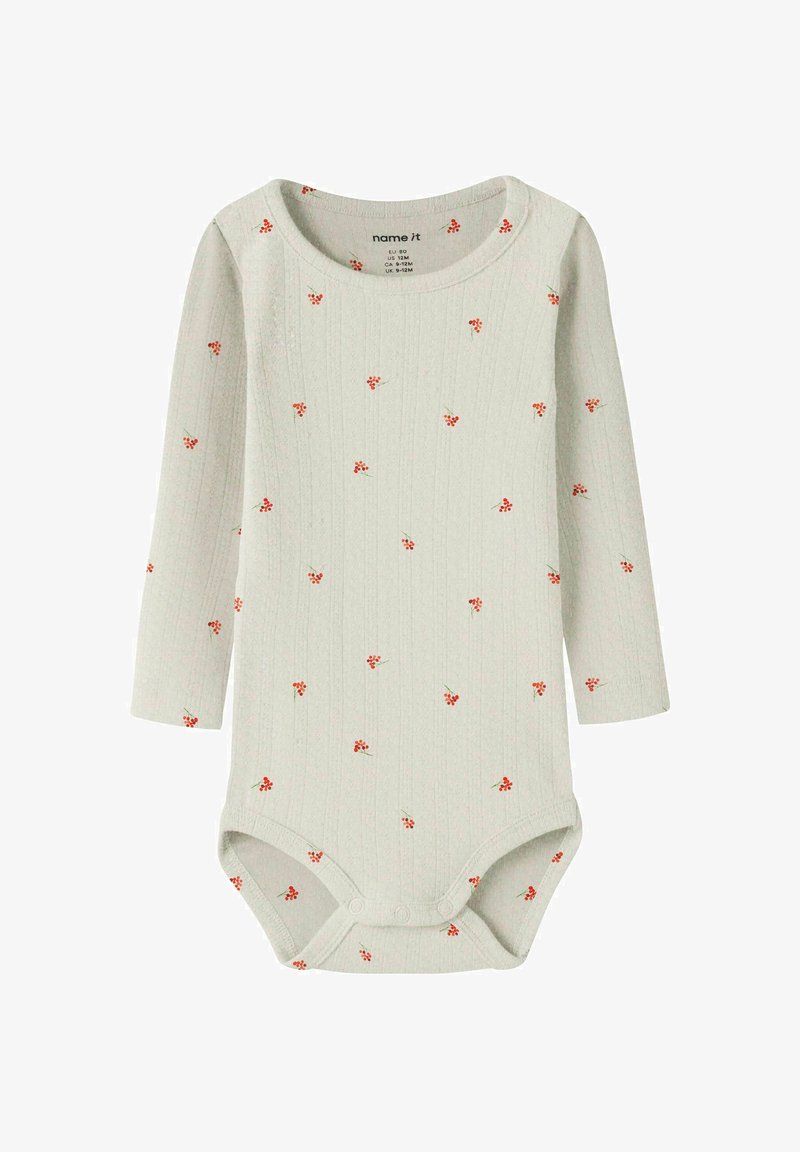 Body pour bébé à manches longues de couleur beige clair, imprimé de petits bouquets de baies rouges sur toute la surface, avec des boutons-pression à l'entrejambe.