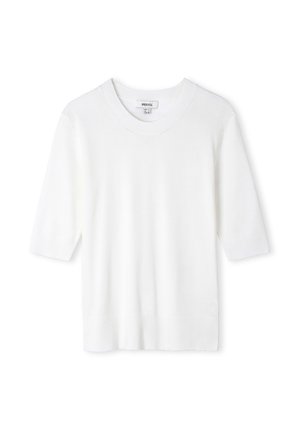 Bílý krátký pletený svetr s kulatým výstřihem a žebrovanými manžetami a lemem, položený na bílém pozadí.