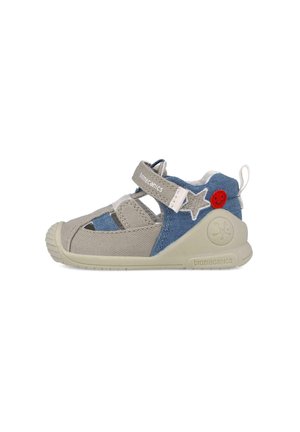Scarpa per bambini grigia e blu con suola in gomma, tomaia in tessuto, dettagli a stella e faccina sorridente, e strap in velcro per la regolazione.
