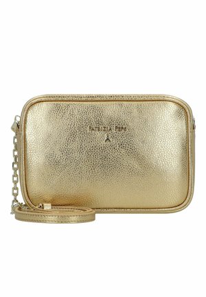 Borsa a tracolla rettangolare in pelle metallizzata oro con superficie testurizzata, tracolla a catena e logo Patrizia Pepe centrato sul davanti.