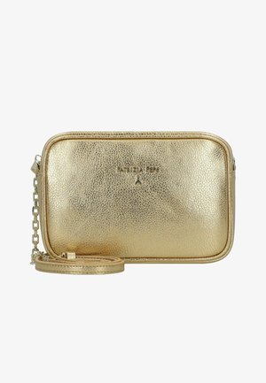 Borsa a tracolla rettangolare in pelle metallizzata oro con superficie testurizzata, tracolla a catena e logo Patrizia Pepe centrato sul davanti.