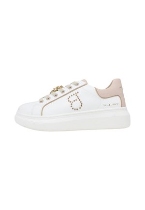 Sneaker bianca low-top con dettagli beige, logo con borchie dorate sul lato, suola spessa e ciondolo decorativo dorato sui lacci beige, vista laterale.