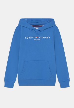 Niebieska bluza z kapturem wykonana z miękkiego materiału, posiada kieszeń typu kangur, ściągacze przy mankietach i u dołu oraz nadruk "TOMMY HILFIGER EST. 1985" na przodzie.