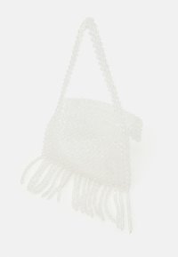 Przezroczysta torebka z koralików w kształcie kwadratu, z koralikowym paskiem i frędzlami na dole.