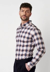 Geruit overhemd met knopen in wit, blauw en bruin. Mix van katoen, lange mouwen, spreidkraag en contrasterende knopenaccenten.