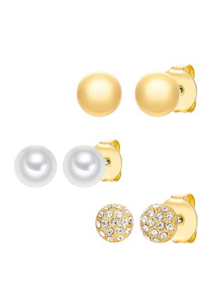 Tre paia di orecchini a lobo: oro liscio, perle bianche lisce e oro con cristalli trasparenti incastonati, tutti con chiusura a farfalla.