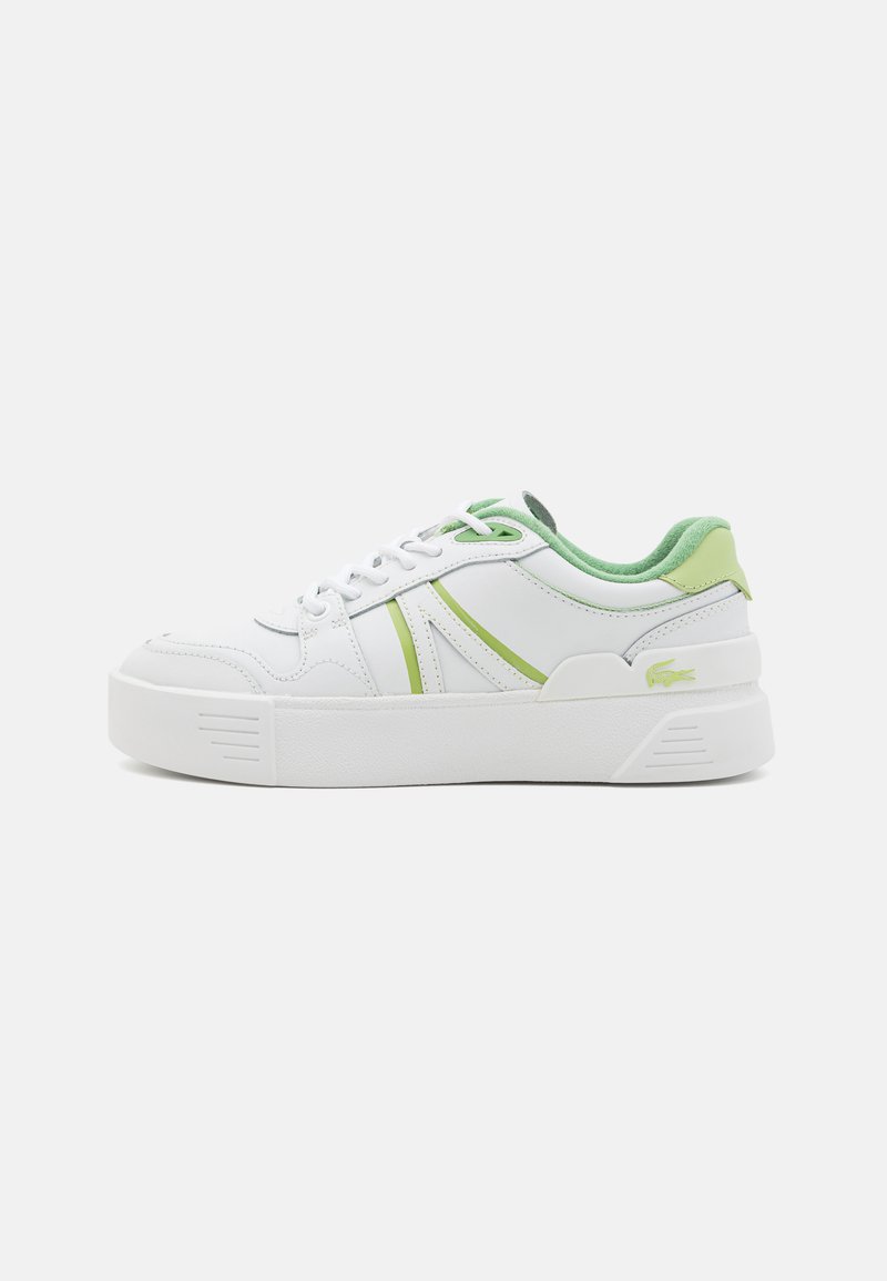 Fehér sneakers zöld részletekkel, texturált bőr felső résszel, kerek orrral és vastag fehér talppal, amelyen finom barázdák találhatók.