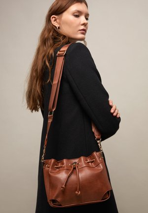 MISAKO ARAV - Torba preko tijela - cognac