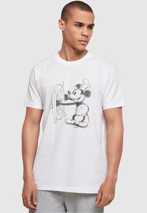 Hvit bomull t-skjorte med en svart og grå skisse av tegneseriefiguren Mickey Mouse ved et skipsratt, med korte ermer og rund hals.