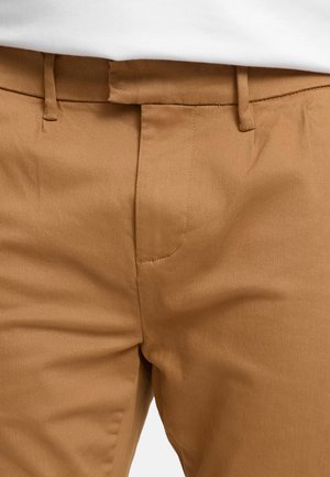 Pantaloni color cammello realizzati in tessuto liscio, con fronte piatto, tasca con cucitura singola e passanti per cintura. Design semplice senza motivi visibili.