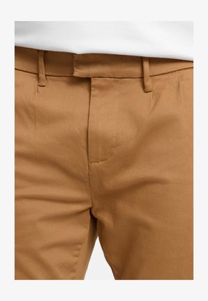 Pantaloni color cammello realizzati in tessuto liscio, con fronte piatto, tasca con cucitura singola e passanti per cintura. Design semplice senza motivi visibili.