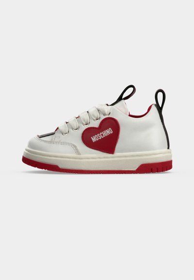 Baskets blanches avec semelle rouge et écusson en forme de cœur portant la mention "Moschino" sur le côté, avec des lacets blancs et des languettes noires.
