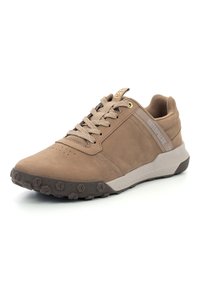 Scarpa sportiva marrone in suede con superficie testurizzata, presenta un design con lacci, collo imbottito e suola in gomma resistente con motivo antiscivolo.