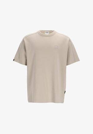 Beige kortärmad t-shirt i mjukt tyg, med rund halsringning, en diskret logotyp-lapp på bröstet och en svart accenttagg på sidan.