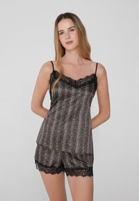 Conjunto de camisón y pantalones cortos con estampado de animal, con detalles de encaje negro en el escote y el dobladillo, hecho de una suave tela tejida con un corte relajado.