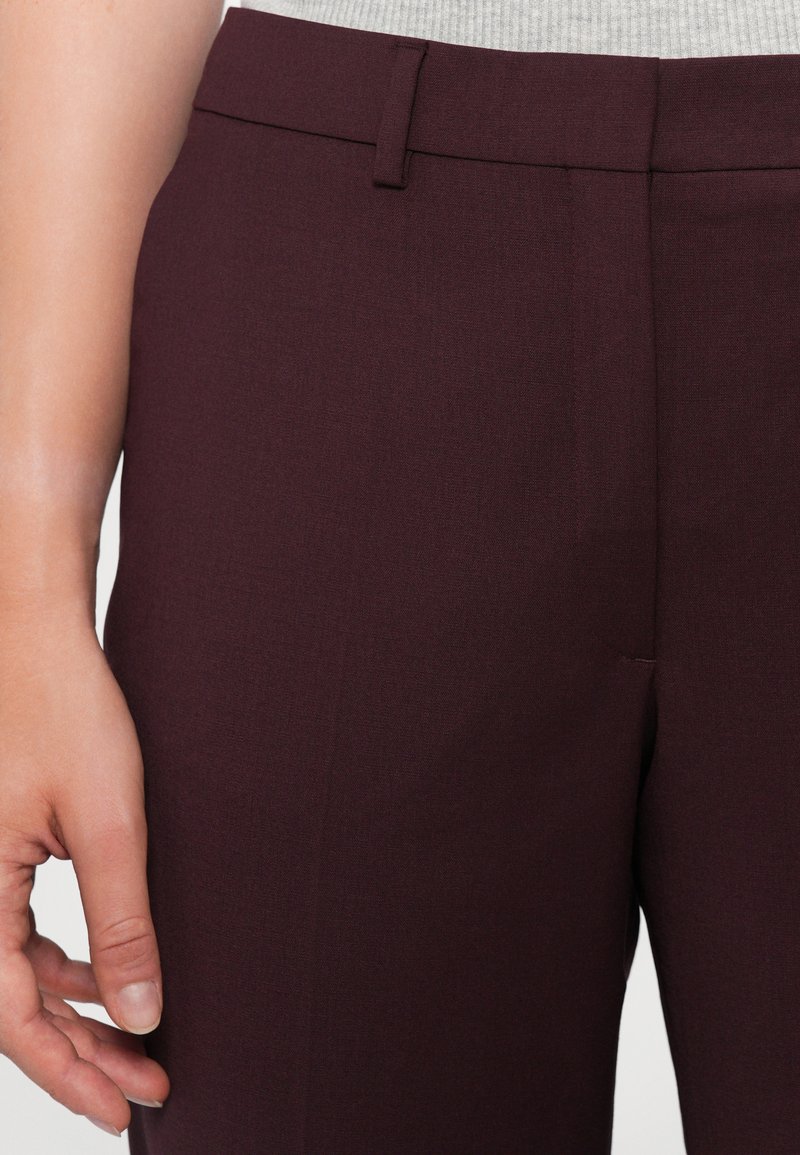 Bordeaux op maat gemaakte broek met een gladde stofstructuur, voorzien van een vlakke voorkant, riemlussen en een nette afwerking aan de zoom.