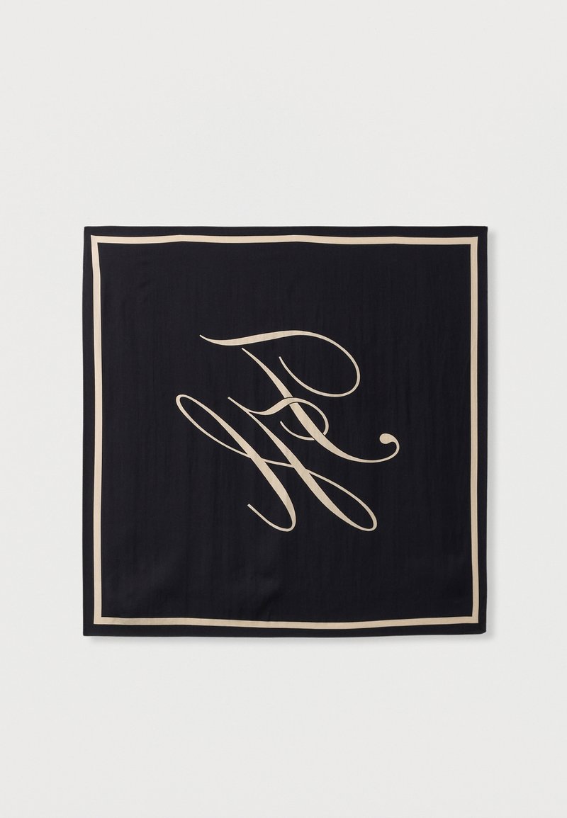 Bufanda de seda negra con un borde crema y elegantes iniciales entrelazadas en estilo cursiva centradas en el diseño.