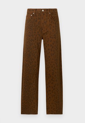 Vaqueros marrones con un estampado de leopardo negro, diseño de talle alto, cinco bolsillos y detalles de herrajes metálicos.