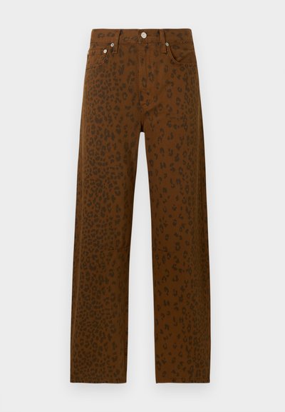 Jeans castanhos com padrão de onça preta, design de cintura alta, cinco bolsos e detalhes em metal.
