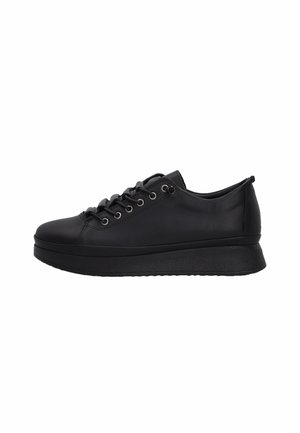 Sort læder lav-top sneaker med tyk sål og sorte snørebånd mod hvid baggrund.