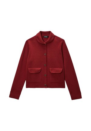 Cardigan en tricot rouge avec un col arrondi, fermeture à boutons et deux poches avant. La texture semble douce avec une finition lisse.