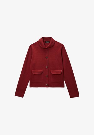 Cardigan en tricot rouge avec un col arrondi, fermeture à boutons et deux poches avant. La texture semble douce avec une finition lisse.